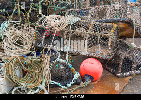 Des casiers à homard empilés sur quayside formant un pattern Banque D'Images