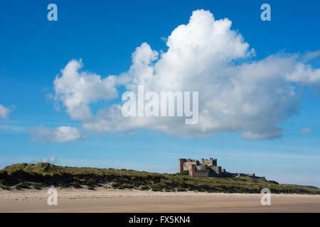 Château de Bamburgh Northumberland en Angleterre Vue de la plage avec un ciel bleu et attrayant la formation de nuages Banque D'Images