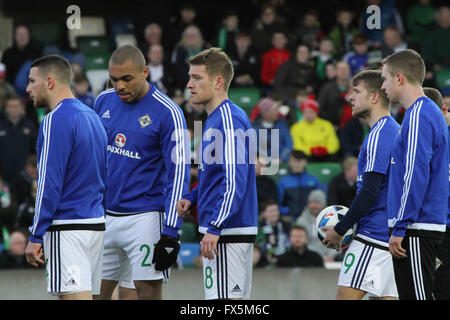 28 mars 2016 - défi international de Vauxhall (Friendly). L'Irlande du Nord 1 Slovénie 0. Les joueurs de l'Irlande du Nord au cours de l'échauffement. (L-R) Conor Washington, Josh Magennis, Steven Davis, Jamie Ward et Shane Ferguson. Banque D'Images