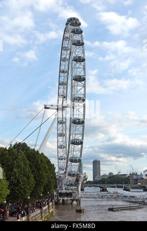 Londres, Angleterre, juillet 2015 - London Eye vu de côté avec un ciel bleu en arrière-plan Banque D'Images
