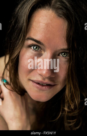 Portrait de femme à droite, isolé sur fond noir. Banque D'Images