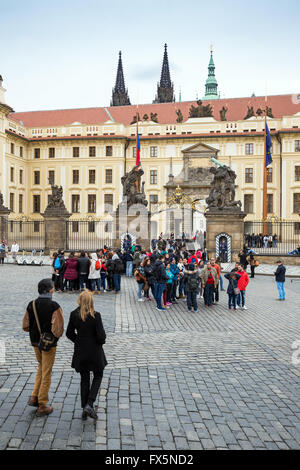 Le Château de Prague, la place Hradcanske, Prague, République Tchèque, Europe Banque D'Images