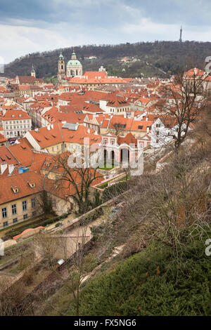 Avec vue panoramique sur la ville basse et la colline de Petrin du château de Prague, République Tchèque, Europe Banque D'Images