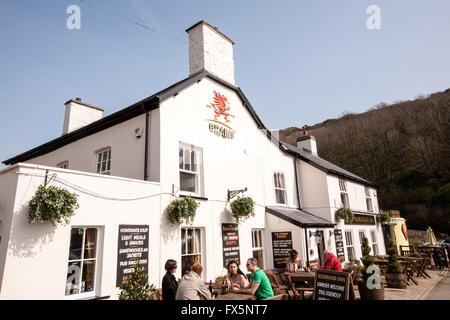 'Harbour Inn' pub sur une journée ensoleillée dans un joli village, Solva le long chemin de Pembrokeshire Coast près de St David's. Le Pays de Galles a maintenant un Banque D'Images