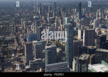 Le paysage du centre-ville de Toronto vu de la tour du CN, au centre-ville de Toronto (Ont.), le mois de juillet. 29, 2015. Banque D'Images