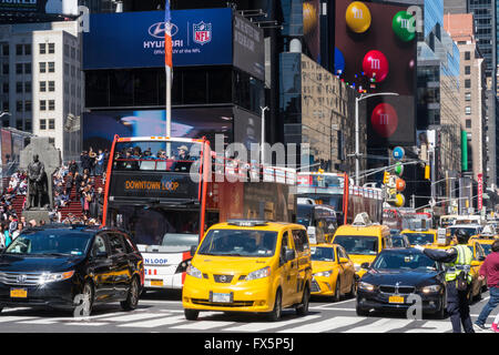 Trafic dans Times Square, NYC, USA Banque D'Images