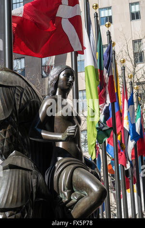 L'humanité la figure de jeune fille (et des jeunes), Rockefeller Center, New York City Banque D'Images