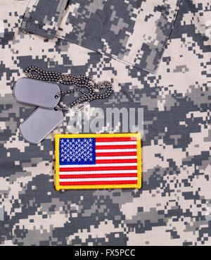 USA flag patch, ID tags sur tenue de combat militaire. Banque D'Images