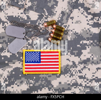 USA flag patch, ID tags, des balles sur l'uniforme militaire. Banque D'Images