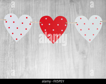 Trois Valentines Day hearts vintage sur fond de bois comme symbole de Jour de Valentines Banque D'Images