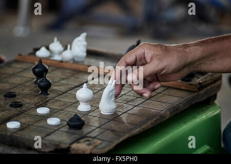 Jeu d'échecs en Thaïlande connu sous le nom de Makruk. Thaïlande S. E. Asie Banque D'Images