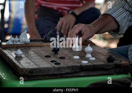 Jeu d'échecs en Thaïlande connu sous le nom de Makruk. Thaïlande S. E. Asie Banque D'Images