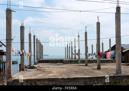 Le séchage des vêtements sur la construction en béton avec la mer d'Andaman dans l'arrière-plan Banque D'Images