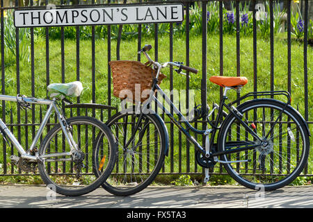 Des vélos aux étudiants à la chaîne pour les garde-corps en ville universitaire de Cambridge, Cambridgeshire, Angleterre Banque D'Images