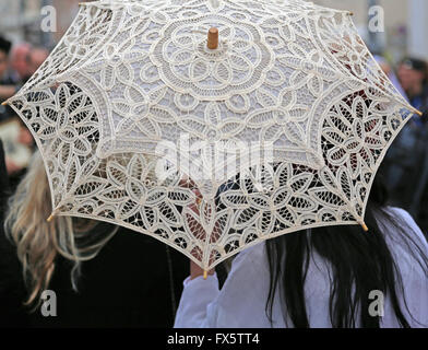 Parapluie fantastique tous décorée à la main avec des napperons de dentelle et deux femmes Banque D'Images