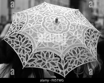 Parapluie blanc décoré à la main avec tous les napperons en dentelle Banque D'Images