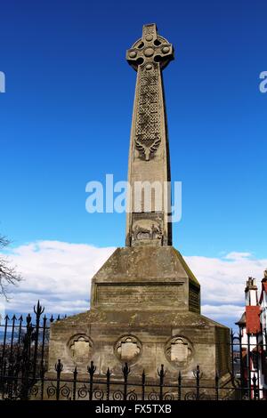 78e Highlanders Memorial avec croix en pierre, base et inscriptions, Esplanade du Château d'Édimbourg, Edinburgh, Ecosse. Banque D'Images