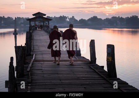 Deux moines à pied à travers le pont de U Bein en bois près d'Amapura à Mandalay. Banque D'Images