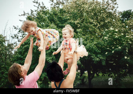 Les parents de jeter les enfants Banque D'Images