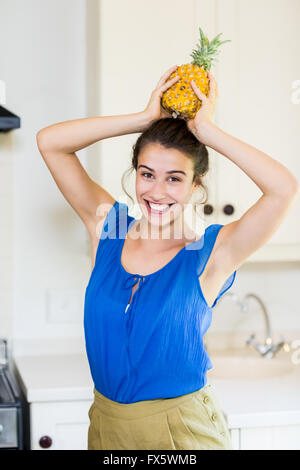Portrait de jeune femme portant sur la tête d'ananas Banque D'Images
