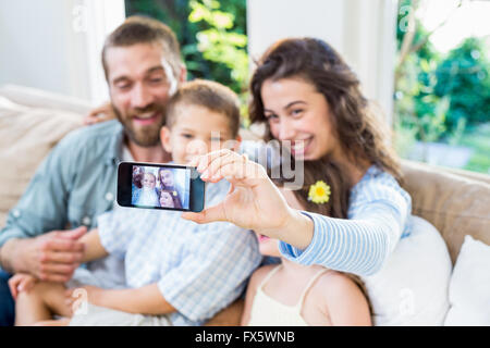 Famille heureuse de prendre une selfies Banque D'Images