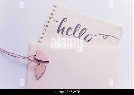 Deux amoureux coeur et paroles Hello pour carte greating Banque D'Images