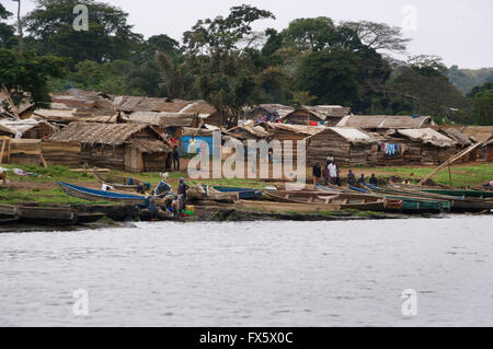 Village au bord du lac Victoria en Ouganda, Afrique Banque D'Images