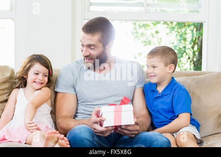 Père de recevoir un cadeau de ses enfants Banque D'Images