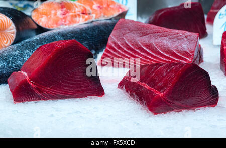 Filet de thon frais coupé sur la glace Banque D'Images