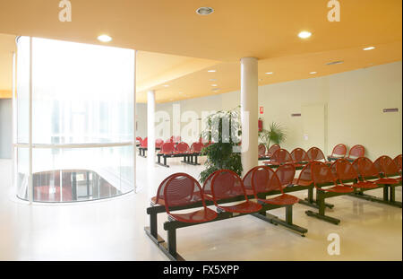 Salle d'attente avec des chaises rouges. L'horizontale Banque D'Images