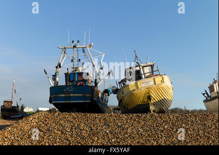 Bleu et jaune bateaux de pêche sur la plage, Hastings, Royaume-Uni Banque D'Images