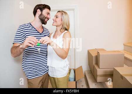 Couple holding clés dans leur nouvelle maison Banque D'Images