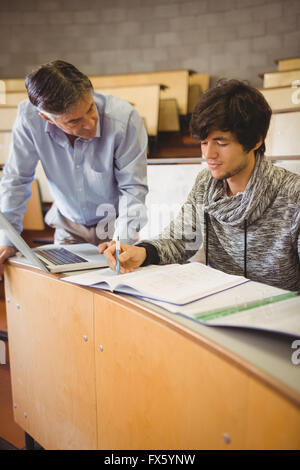 Le professeur aider un étudiant en classe Banque D'Images