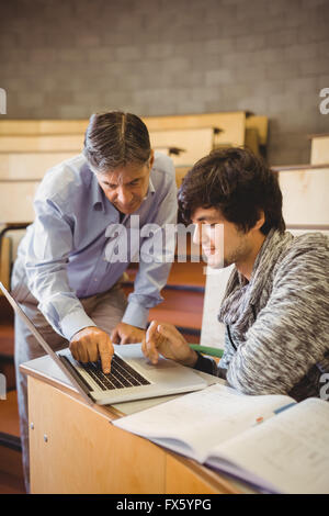 Le professeur aider un étudiant en classe Banque D'Images