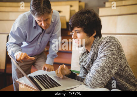 Le professeur aider un étudiant en classe Banque D'Images