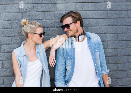 Jeune couple leaning against wall Banque D'Images