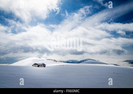 Bergerie dans les montagnes en hiver. Berger saisonnier d'abri. Les montagnes des Carpates, en Roumanie. Banque D'Images