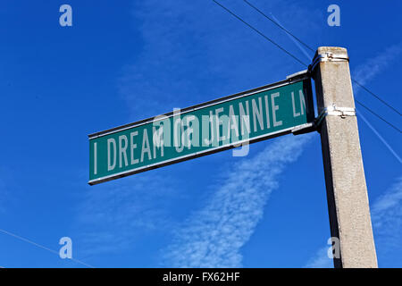 Je rêve de Jeannie lane à Cocoa Beach, Floride. La rue porte le nom de la série TV 1970' avec Barbara Eden. Banque D'Images
