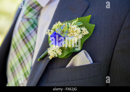 Groom vêtu d'un smoking avec un boutineer sur son revers. Banque D'Images