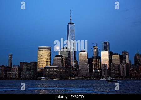 La lune se lève sur le World Trade Center dans le lower Manhattan, New York. photo par Trevor Collens Banque D'Images