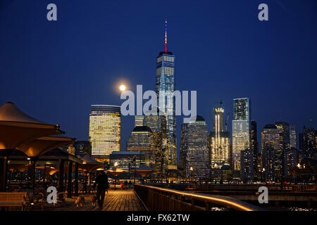 La lune se lève sur le World Trade Center dans le lower Manhattan, New York. photo par Trevor Collens Banque D'Images