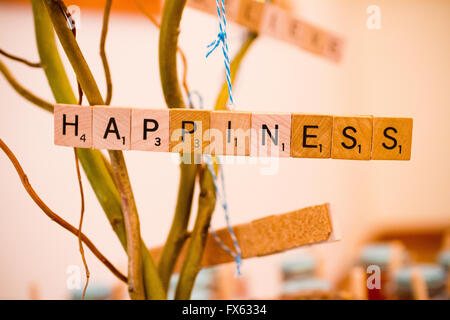 Scrabble lettres à la réception de mariage sont utilisés comme décor à épeler le mot bonheur. Banque D'Images