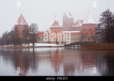 Château de Trakai en hiver avec de la neige Banque D'Images