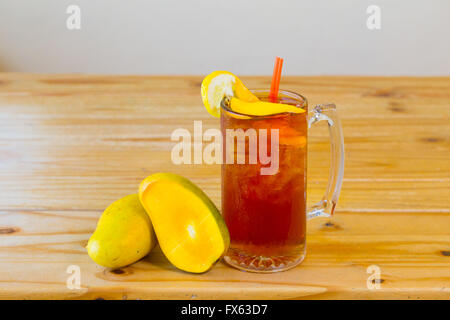 Boissons thé sucré avec des fruits semblable à un long island iced tea dans un restaurant mexicain, bar. Banque D'Images