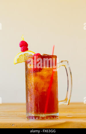 Boissons thé sucré avec des fruits semblable à un long island iced tea dans un restaurant mexicain, bar. Banque D'Images