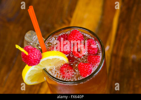 Boissons thé sucré avec des fruits semblable à un long island iced tea dans un restaurant mexicain, bar. Banque D'Images