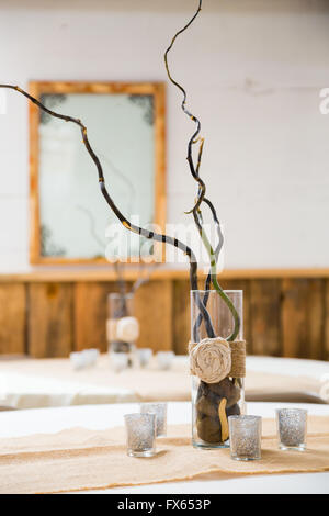 Centre de table sur une table à la réception de mariage avec de la toile de jute décor campagnard. Banque D'Images