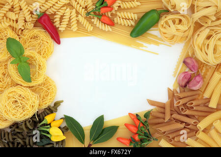 Les pâtes alimentaires séchées frontière abstraite avec des herbes et épices sur fond blanc. Banque D'Images