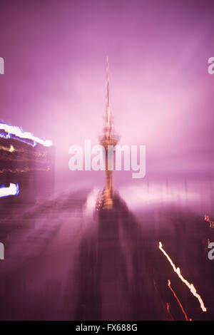 Vue brouillée de la Sky Tower à Auckland, Auckland, Nouvelle-Zélande Banque D'Images