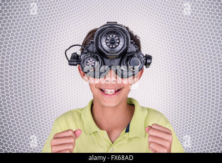 Mixed Race boy portant des lunettes de réalité virtuelle Banque D'Images
